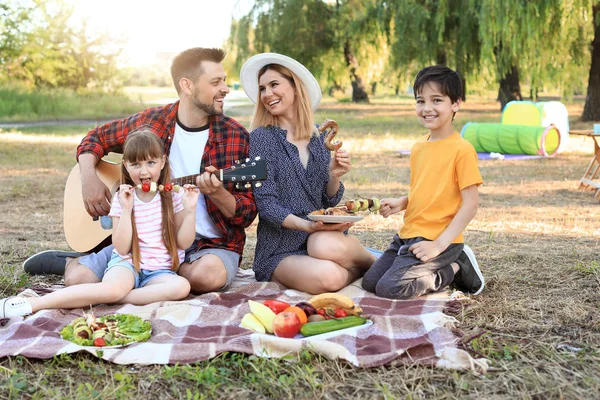 Família feliz fazendo piquenique no dia de verão — Fotografia de Stock