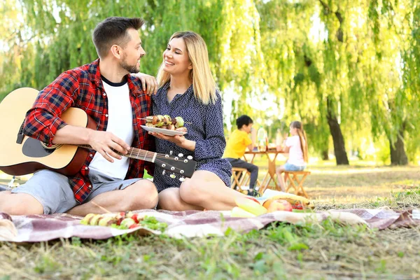 Pareja feliz haciendo picnic en el día de verano — Foto de Stock