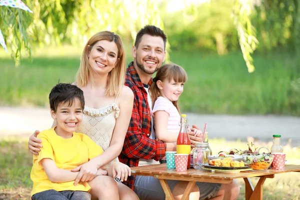 Szczęśliwa rodzina piknik letni dzień — Zdjęcie stockowe