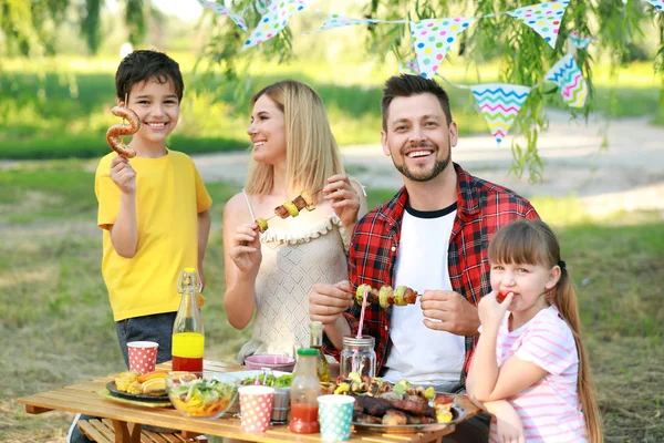 Família feliz fazendo piquenique no dia de verão — Fotografia de Stock