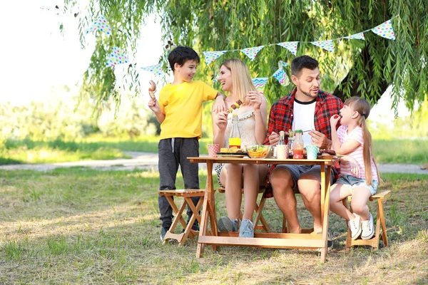 Familia feliz teniendo un picnic en el día de verano —  Fotos de Stock