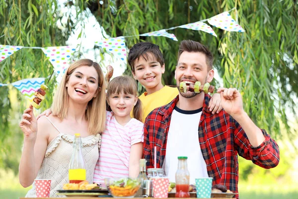 Щаслива сім'я має пікнік в літній день — стокове фото