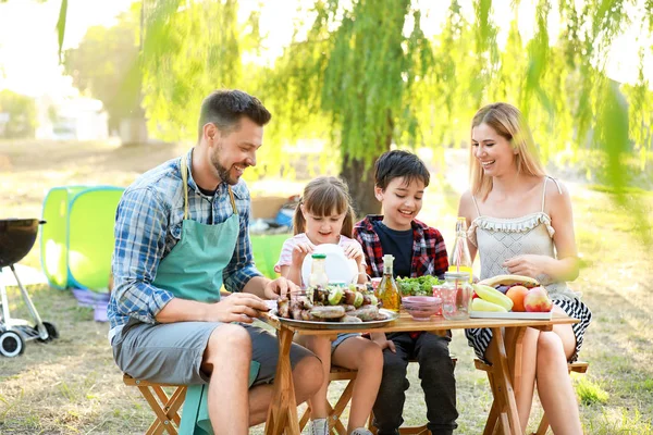 Família feliz fazendo piquenique no dia de verão — Fotografia de Stock
