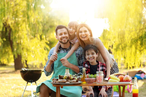 愉快的家庭有野餐在夏天天 — 图库照片
