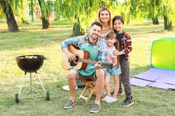 Familia feliz teniendo un picnic en el día de verano —  Fotos de Stock