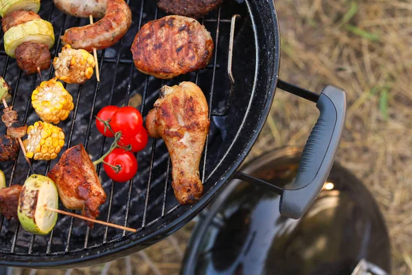 Cuisson d'aliments savoureux sur barbecue grill en plein air — Photo