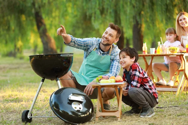 Vader met zoon die picknicken op zomerdag — Stockfoto