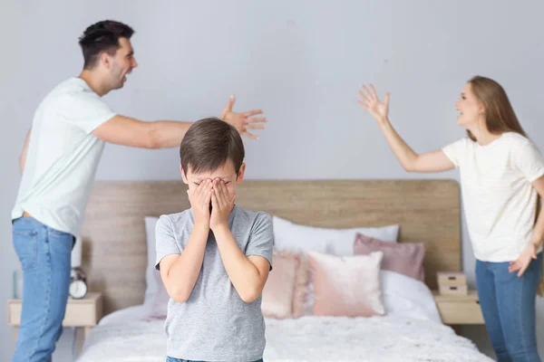 Ledsen liten pojke och hans grälsjuk föräldrar hemma — Stockfoto
