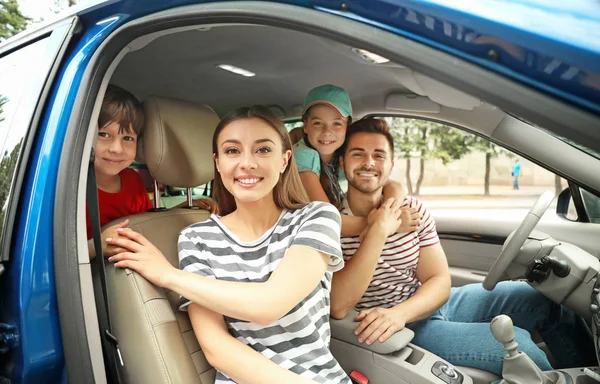 Familia feliz viajando en coche —  Fotos de Stock