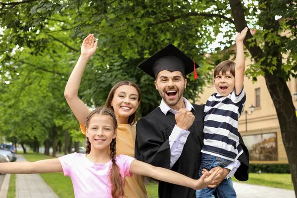 Lycklig man med sin familj på examensdagen — Stockfoto