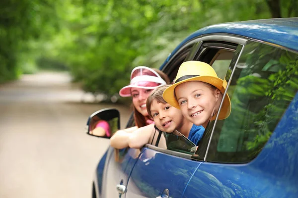 Familia feliz viajando en coche —  Fotos de Stock