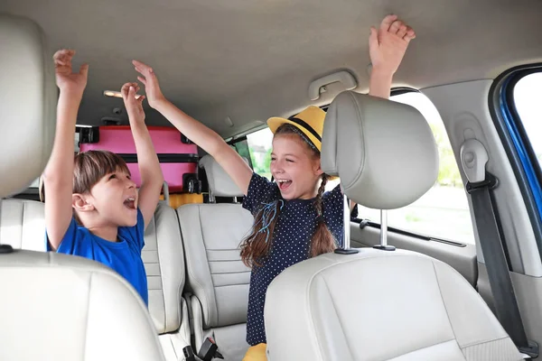 Gelukkige kinderen zitten in de auto — Stockfoto