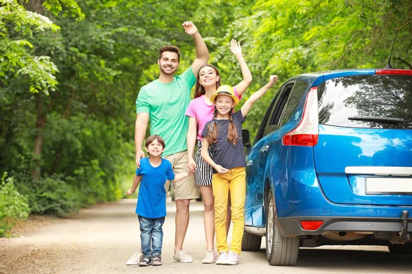 Família feliz perto de carro ao ar livre — Fotografia de Stock