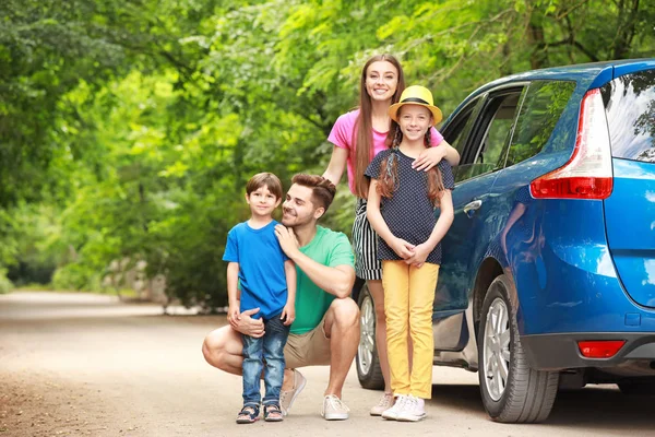 Família feliz perto de carro ao ar livre — Fotografia de Stock