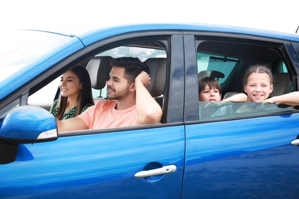 Gelukkig gezin reist met de auto — Stockfoto