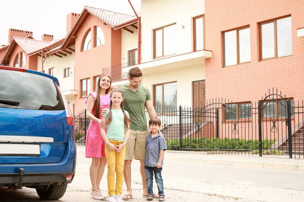 Gelukkige familie in de buurt van auto buiten — Stockfoto