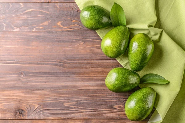 Frische reife Avocados auf Holzgrund — Stockfoto