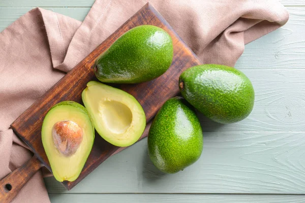 Bord met verse rijpe avocado's op tafel — Stockfoto