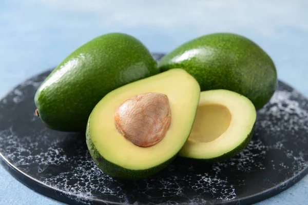 Verse rijpe avocado's aan boord — Stockfoto