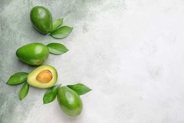 Verse rijpe avocado's op lichte achtergrond — Stockfoto