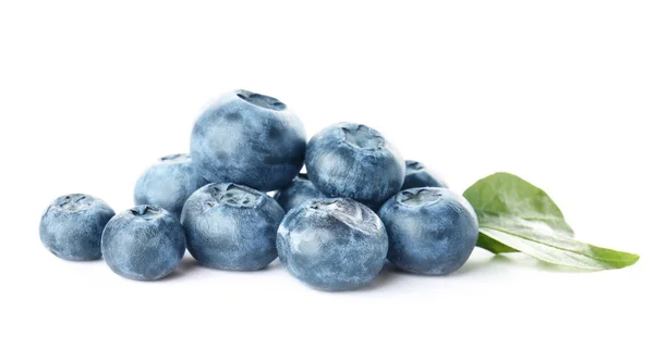 成熟的蓝莓白色背景 — 图库照片