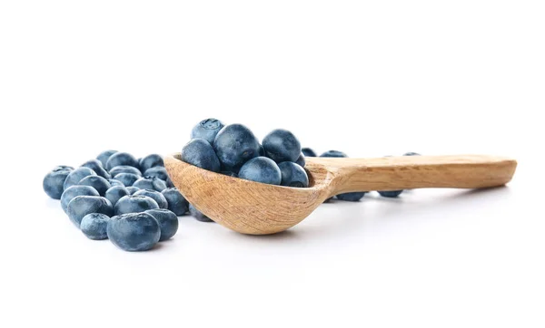 Rijpe Blueberry en lepel op witte achtergrond — Stockfoto