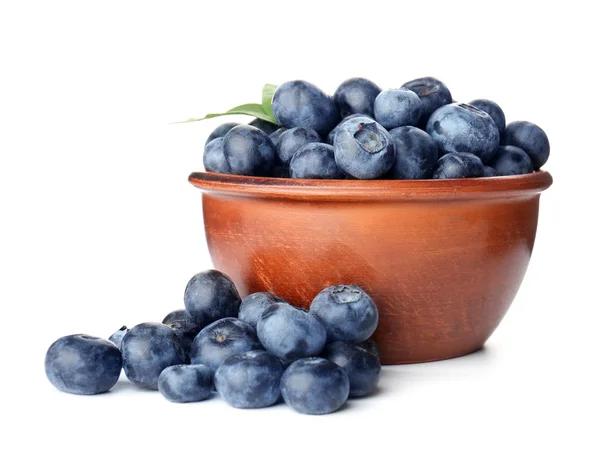 白色背景上成熟的蓝莓碗 — 图库照片