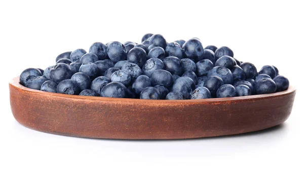 Teller mit reifen Blaubeeren auf weißem Hintergrund — Stockfoto