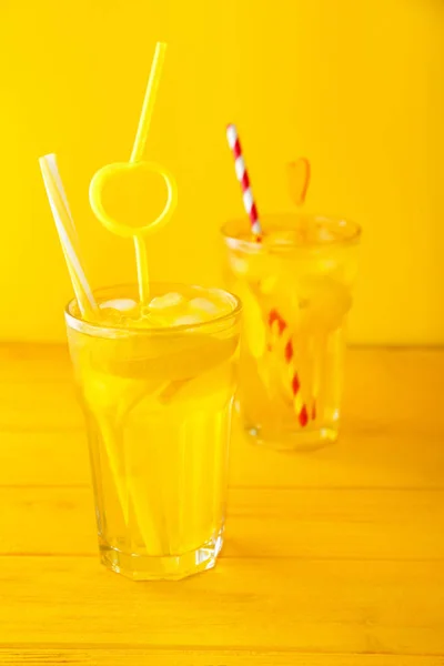 Glass of tasty summer cocktail on color background — Stock Photo, Image