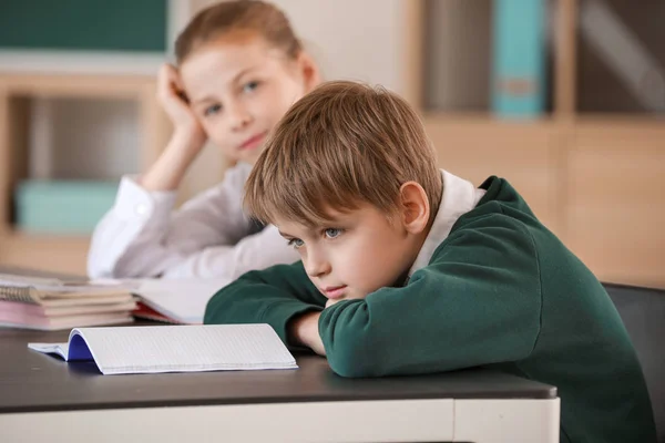 Unatkozik kisgyerekek során leckét osztályteremben — Stock Fotó