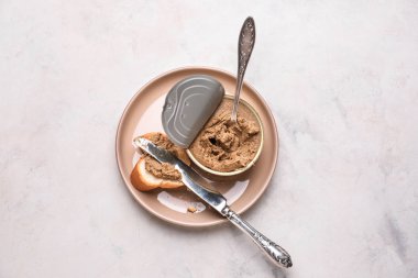 Hafif masada ton halinde ekmek ve et pate dilim ile Tabak