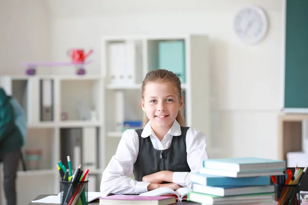 Leuk klein schoolmeisje in de klas — Stockfoto