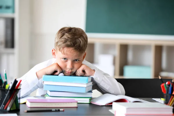 Geïrriteerd kleine school jongen in klaslokaal — Stockfoto