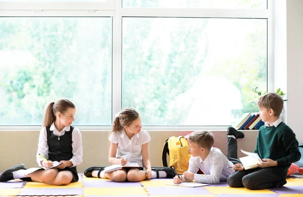 Crianças pequenas bonitos fazendo aulas em sala de aula — Fotografia de Stock