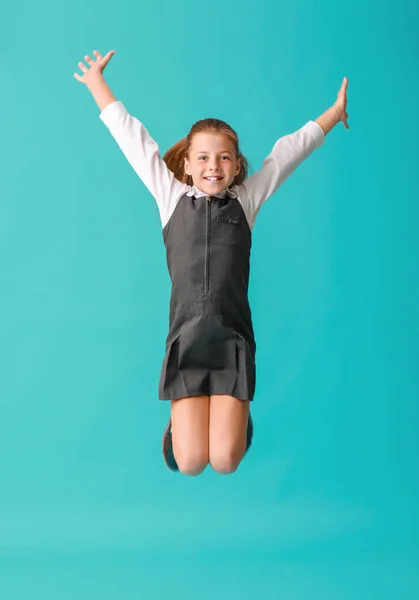 귀여운 점프 여학생 에 색상 배경 — 스톡 사진