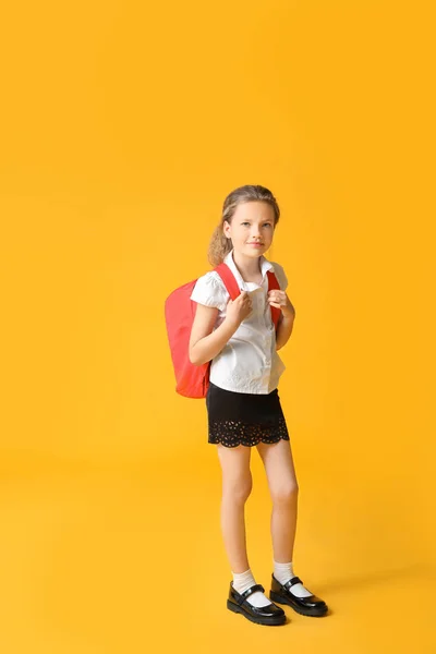 Carino piccola studentessa su sfondo di colore — Foto Stock