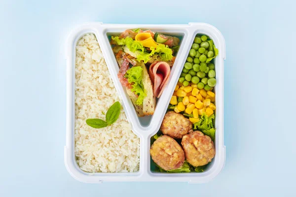 Σχολικό κουτί μεσημεριανού γεύματος με νόστιμο φαγητό σε ανοιχτόχρωμο φόντο — Φωτογραφία Αρχείου