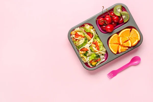 Schoollunchbox met lekker eten op kleur achtergrond — Stockfoto