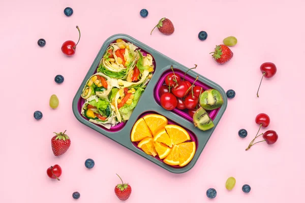 Scatola pranzo scuola con cibo gustoso su sfondo colore — Foto Stock