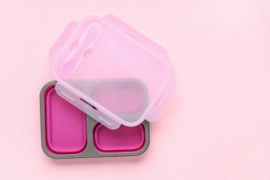 Renkli arka planda boş okul öğle yemeği kutusu