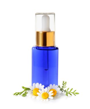 Beyaz arka plan üzerinde papatya çiçeği ile uçucu yağ şişe