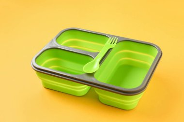 Renkli arka planda plastik beslenme çantası