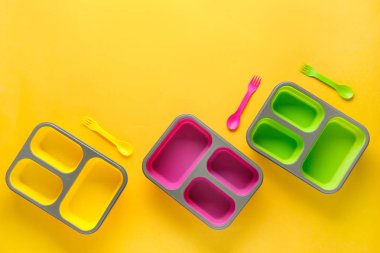 Renkli arka planda plastik beslenme çantaları