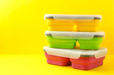 Renkli arka planda plastik beslenme çantaları