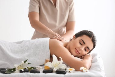 Güzeller güzeli genç bir kadın masaj yaptırıyor.