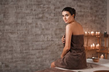 Güzel genç bir kadın kaplıcada dinleniyor.