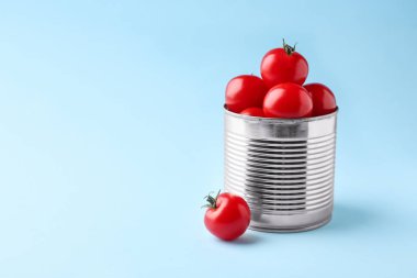 Renkli arka planda konserve de çiğ domates