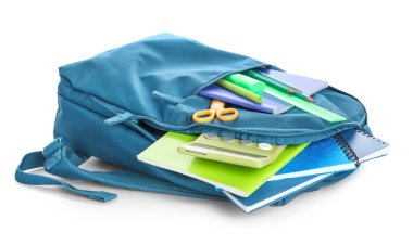 Beyaz arkaplanda kırtasiye malzemesi olan okul çantası