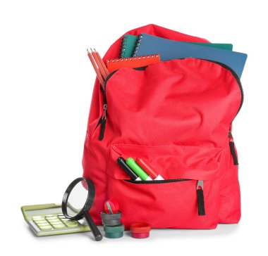 Beyaz arkaplanda kırtasiye malzemesi olan okul çantası