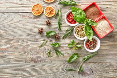Ahşap arka planda farklı otlar ve baharatlar